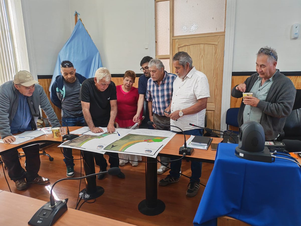 Dirigentes del Pueblo Chango revisan planos durante la etapa de Entrega de Información